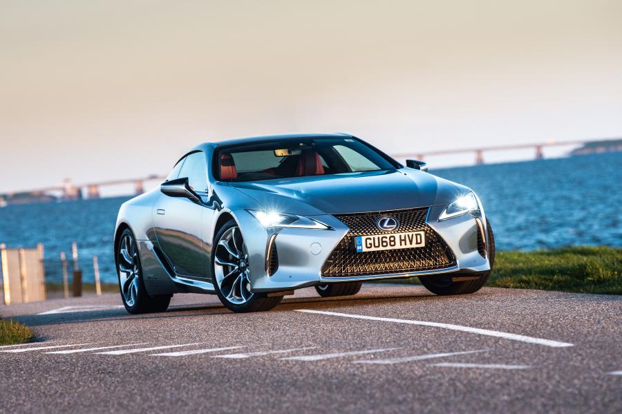  Lexus LC500h 2017 года  (UK) (фото 31 из 41)